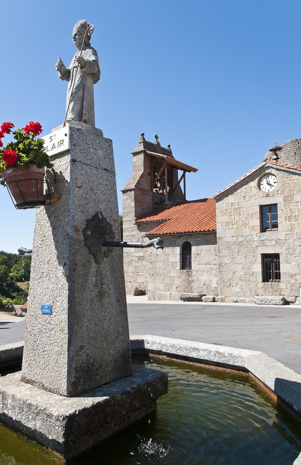 Fontaine et église Fontaine et église