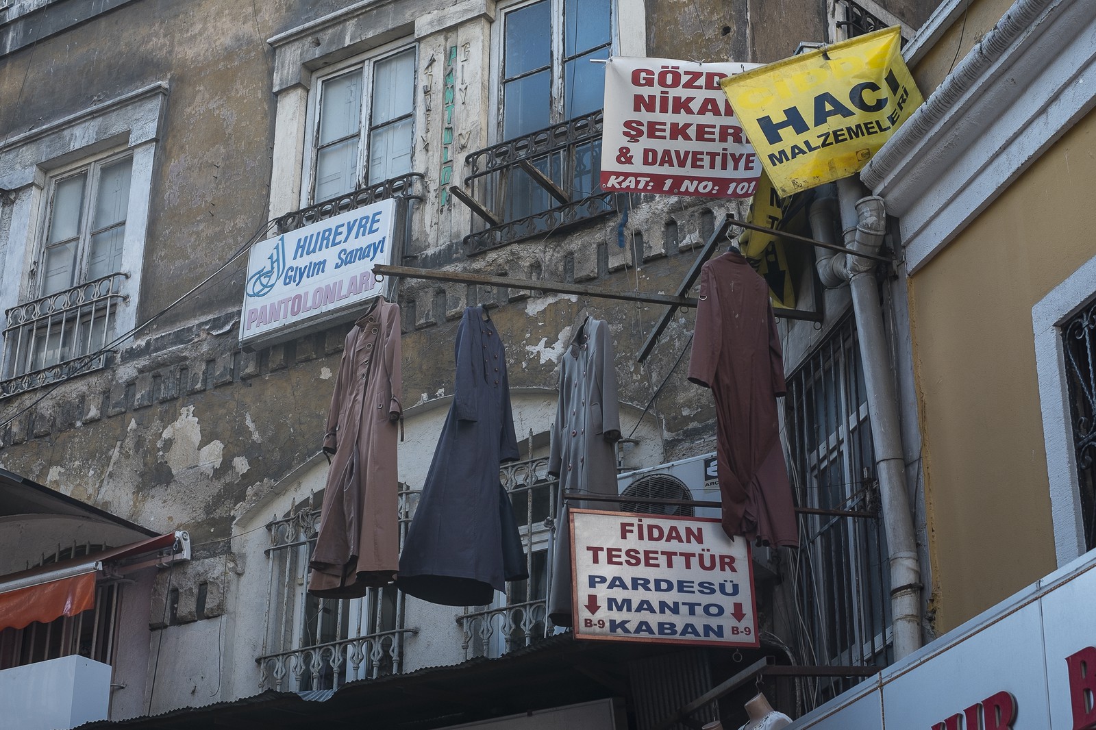 Les manteaux suspendus Les manteaux suspendus