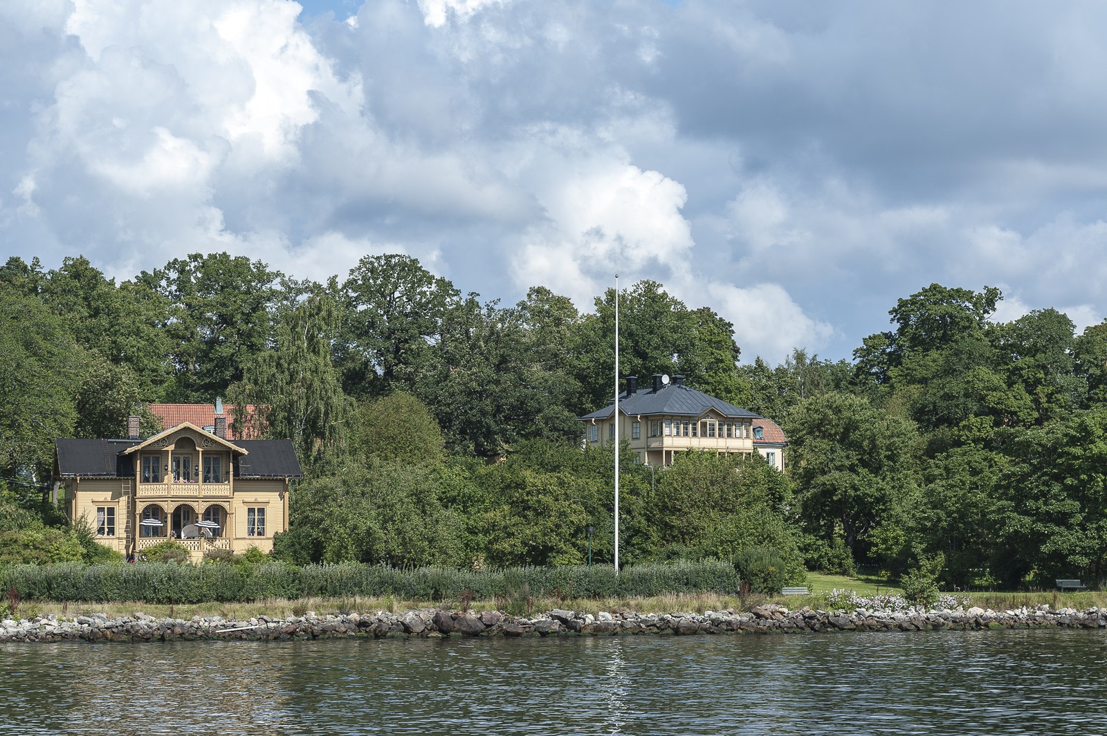 Maisons de bois sur les rives de l'archipel Maisons de bois sur les rives de l'archipel