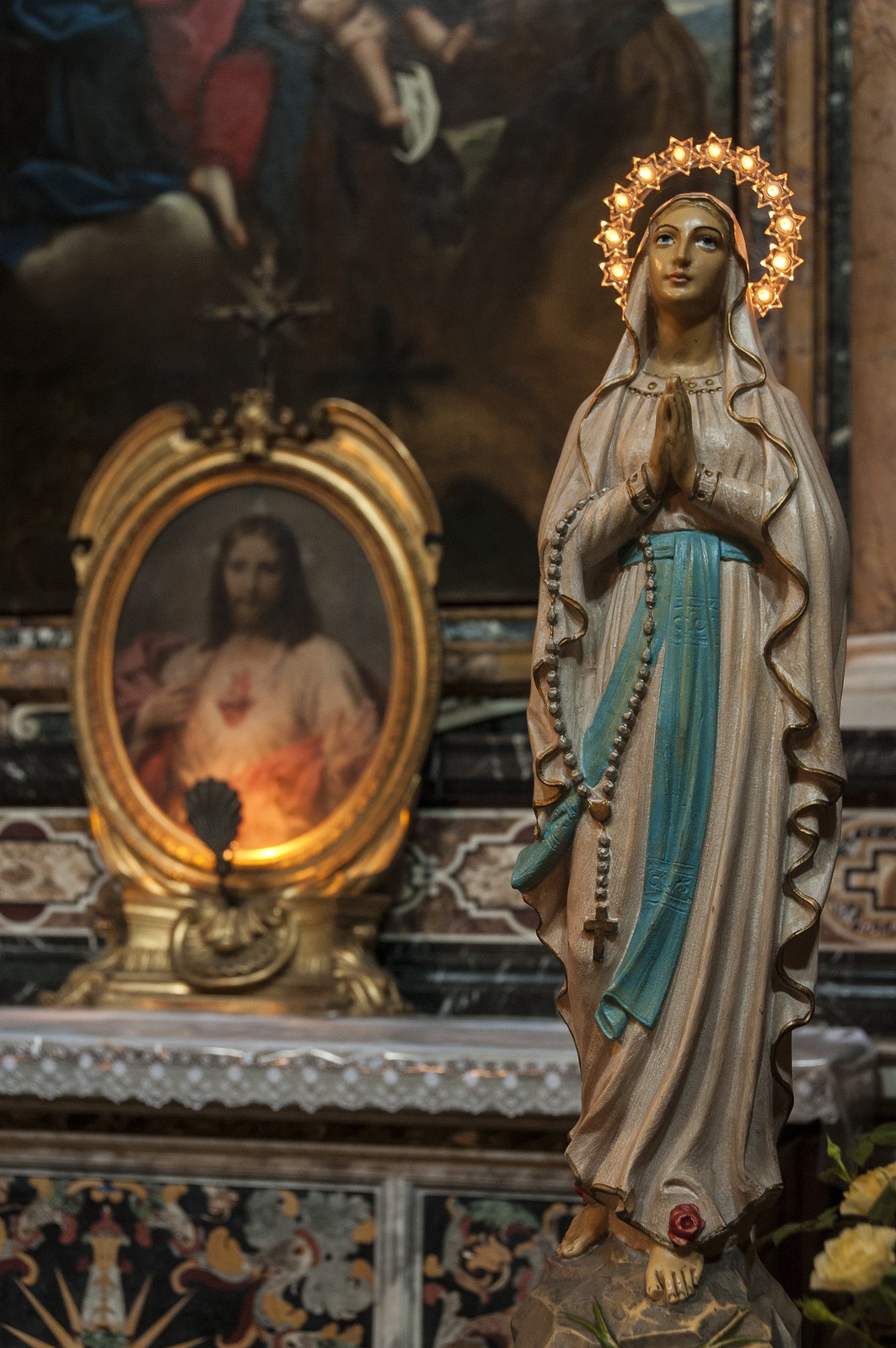 Vierge dans une église Vierge dans une église