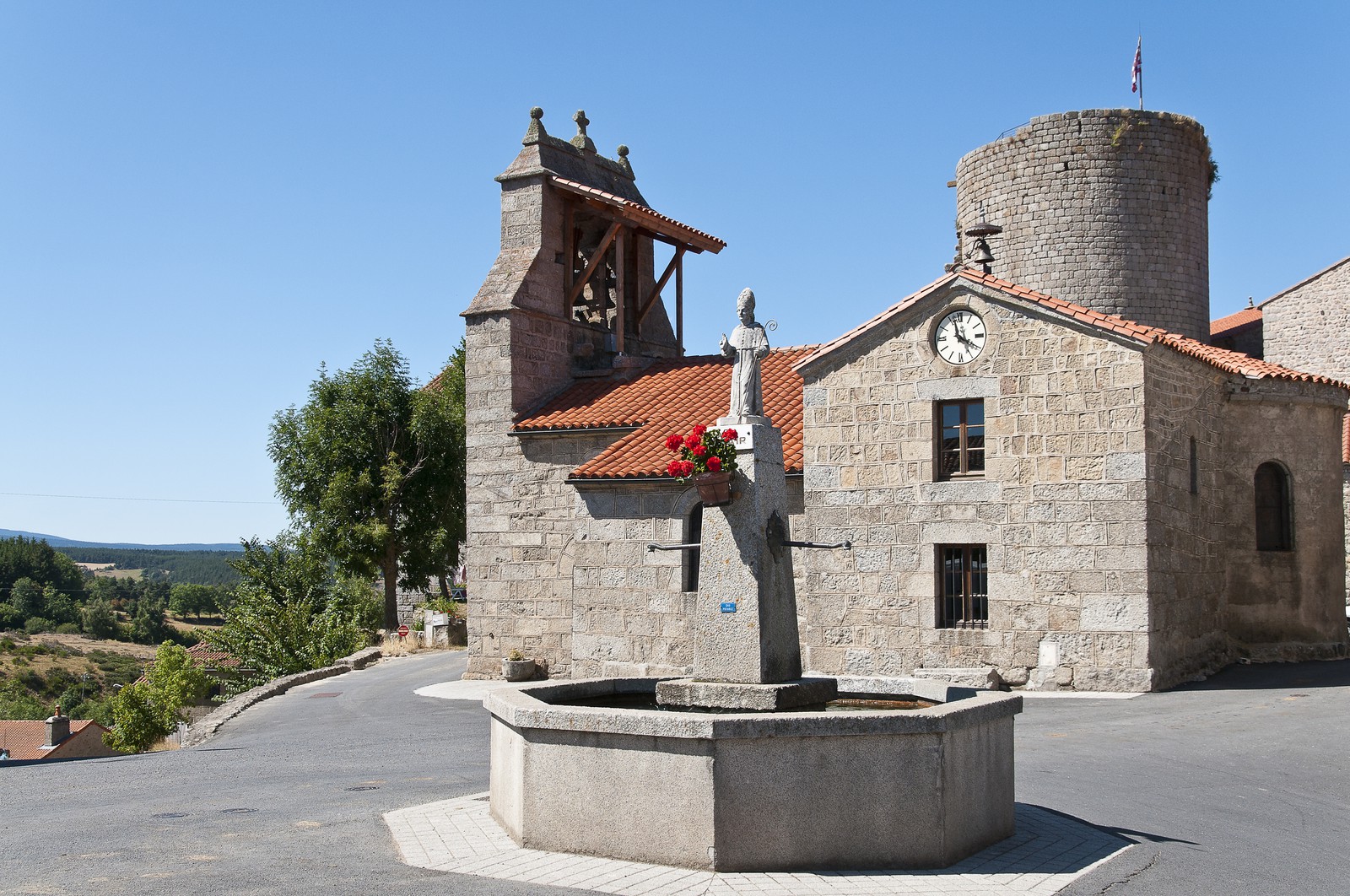 Fontaine et église Fontaine et église