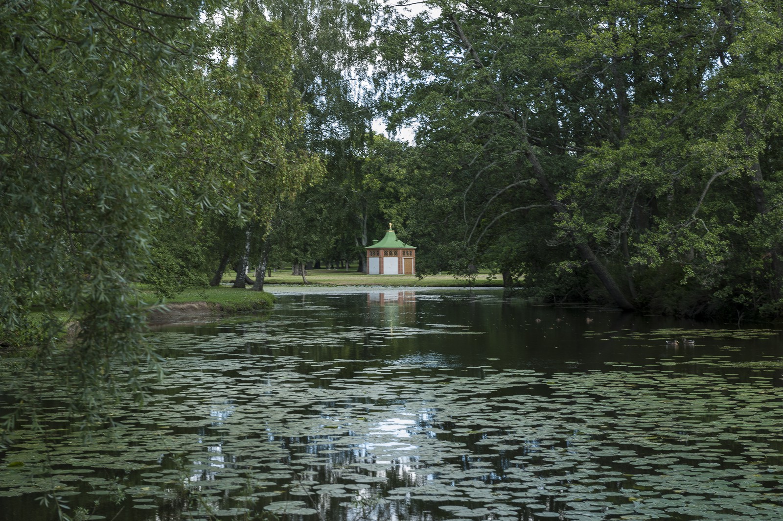 Bassin avec pavillon Bassin avec pavillon