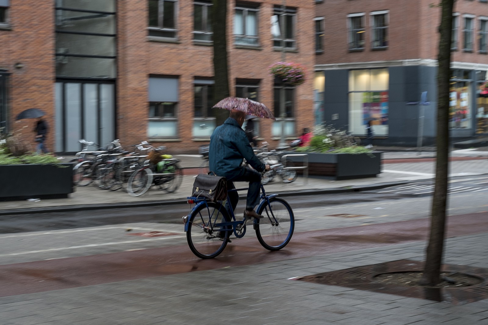 Cycliste sous la pluie Cycliste sous la pluie